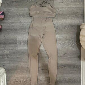 Alo Matching Set (Bra + Leggings)